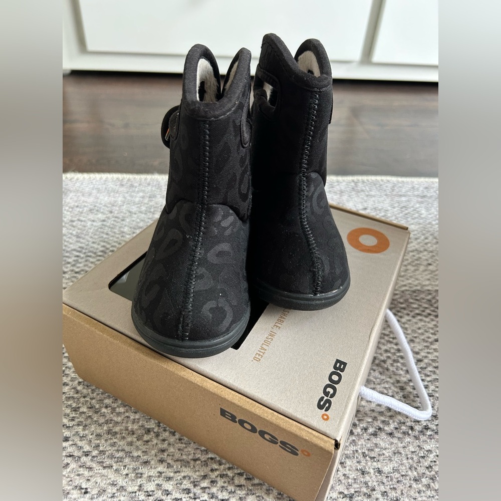 Size 5 Toddler Bogs. Black leopard print. Excellent condition.